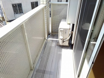 外からの目が気にならないバルコニーで洗濯物が干せます