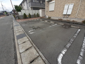 車をお持ちの方に嬉しい駐車場付きの物件です