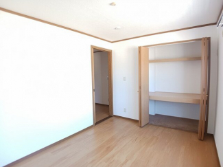 明るい色調の室内です