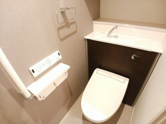 落ち着いた色調のトイレです