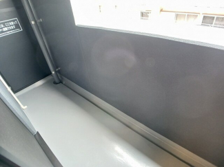 暖かな日差しのふりそそぐバルコニー