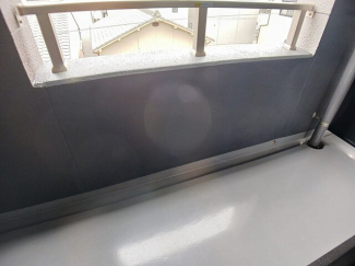 暖かな日差しのふりそそぐバルコニー