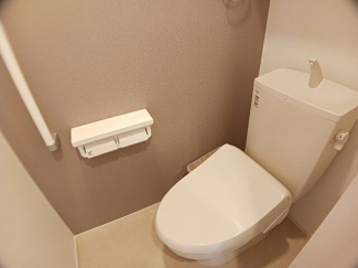 落ち着いた色調のトイレです