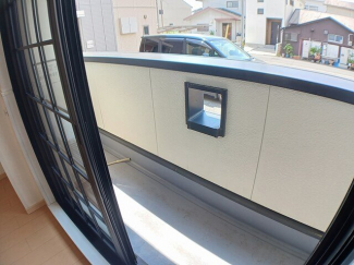 外からの目が気にならないバルコニーで洗濯物が干せます