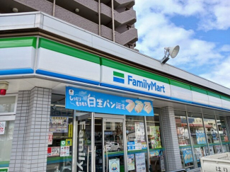 ファミリーマートまで330m