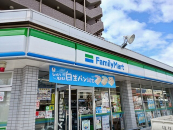 ファミリーマートまで330m