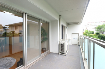 開放的で明るい空間を演出してくれるバルコニーです