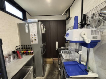 店舗裏側。大きなクローゼットもありますので、スタッフの制服や