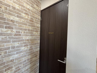 トイレ入口。　少し入り組んでいるため、他のお客様を気にせずリ