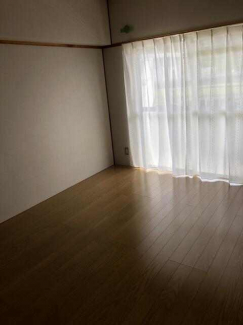 バルコニー際の洋室です。