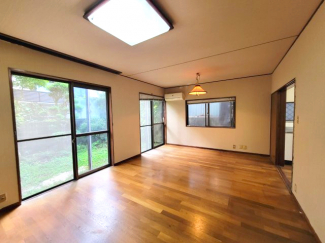 広々と明るいリビングダイニング