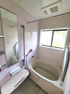 窓があり明るいお風呂