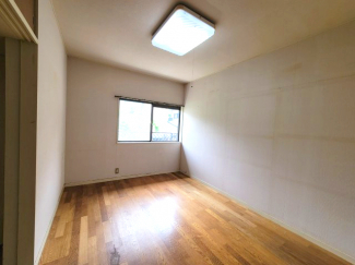 フローリングで清潔な洋室