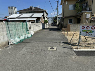 西側前面道路