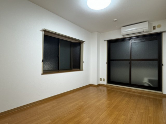 落ち着いた色調の洋室です