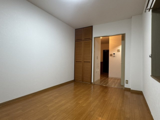 落ち着いた色調の寝室です