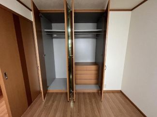 洋室の姿見付きクローゼット