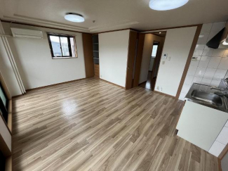 角部屋なので出窓もあり明るいリビング