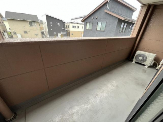 間口が広く採光の良いベランダ