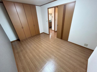玄関横の6.4帖洋室　寝室に