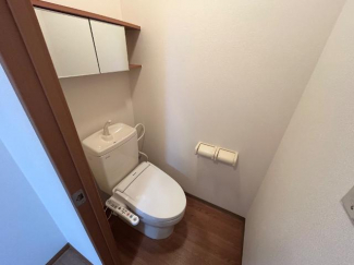 温水便座付きトイレ　棚有り