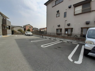 車をお持ちの方に嬉しい駐車場付きの物件です