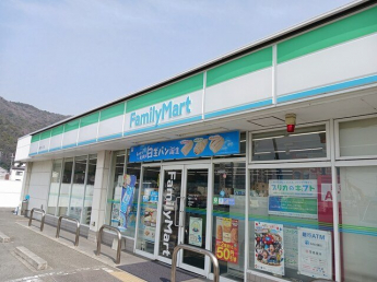 ファミリーマートまで660m