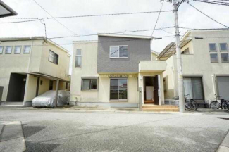 前面は車転回箇所につき道路広々です。