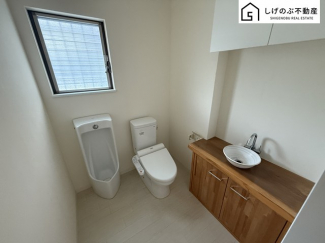 換気にも配慮した窓付きのトイレスペースとなっています。