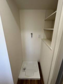 室内洗濯機置き場　収納棚もあり便利です