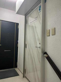 写真右側の扉が店舗入り口になります