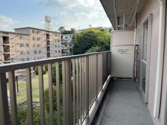 南側バルコニー。緑豊かな団地です。