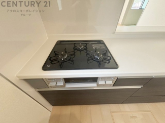 多数の調理器具を同時に使用でき、料理の効率化が可能。省エネで節約になり、様々な料理スタイルに適応できます。また、火力調整が独立しており、手入れや掃除もしやすく、今よりもっとお料理が楽しくなるかも。
