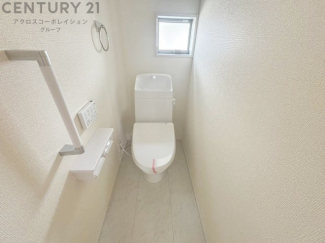 温水洗浄便座付トイレは温水洗浄機能により、暖かい水でおしりを洗浄することができ、冷たい水を使う従来の便座に比べ、温水洗浄機能で暖かいトイレを提供し、快適な使用を可能にします。