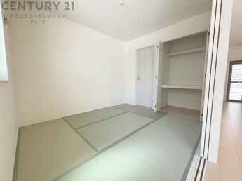 リビング横の和室スペースはリビングと続きで利用してもデザイン性のとれる洋風和室になります。やっぱり一室は欲しい和室は客間や小さなお子様の寝かせ付けなどにも便利です。