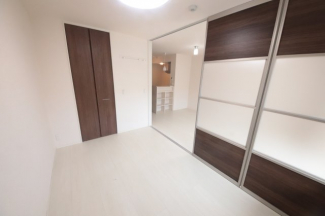 落ち着いて過ごせるお部屋なので、寝室にいかがでしょうか
