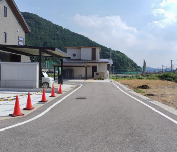 【前面道路含む現地写真】