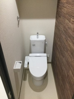 落ち着いた色調のトイレです