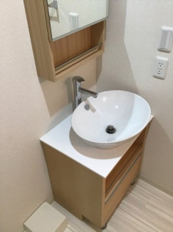 ゆったりとスペースのある洗面所
