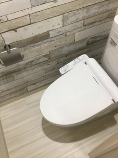落ち着いた色調のトイレです