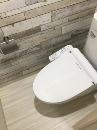 落ち着いた色調のトイレです