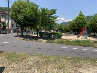 大きな公園が北側にあります。