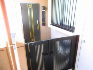 玄関前には専用ポーチと門扉を設置。人目が気になりにくく、荷物