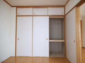 押入と天袋付きで寝具や季節物の収納に便利です。