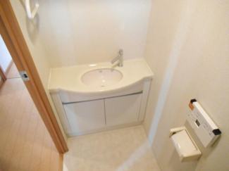 トイレに手洗い場が設置されています。
