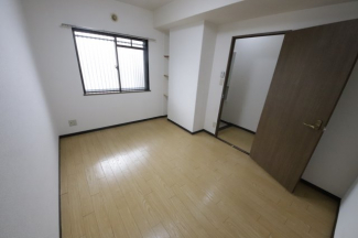 落ち着いて過ごせるお部屋なので、寝室にいかがでしょうか