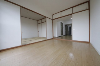 落ち着いた色調の洋室です