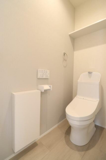 【施工例】トイレは１階、２階に設置。便座はフチ無し形状でサッ