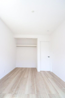 【施工例】２階は７帖の洋室と６帖の部屋２つ。ハンガーパイプ付