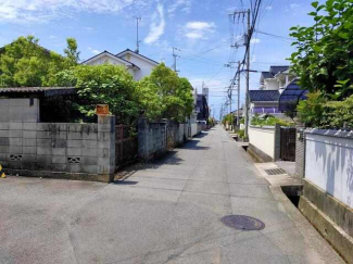 北側：松山市道余土５５号線